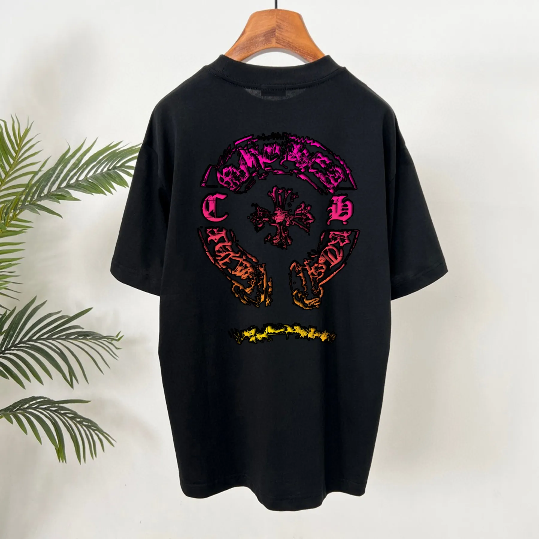 P160 Chrome Hearts Chrome Hearts printed round neck short-sleeved T-shirt 1:1 paired fabric 250g terry high weight 100% pure cotton Pre-shrunk 1×1 double yarn will not deform for a lifetime Same style for men and women Official website details consistent Horseshoe print smoke letter logo letter printing Complete three labels Moisture-proof paper Differentiated market currency Feel free to compare OS version Can wear up to 200 pounds without pressure The upper body is comfortable and stylish Color: black, white, Size: s-xxl